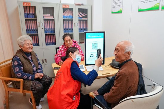 2025年10月23日，老人们在山东省淄博市张店区马尚街道金石社区日间护理中心测量健康数据。新华社记者朱峥摄