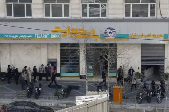 　　当地时间2026年2月28日，伊朗德黑兰，美国与以色列对伊朗发动袭击后，德黑兰街道部分区域空旷，部分自动取款机前出现长队。