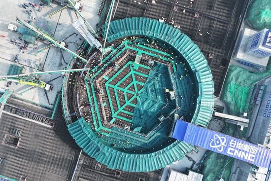 位于江苏省连云港市的江苏徐圩核能供热发电厂1号机组核岛开始混凝土浇筑，项目进入主体工程建设阶段（2026年1月16日摄，无人机照片）。这是“十五五”开局之年我国开工建设的首台核电机组。新华社记者 毛俊 摄