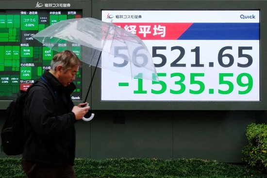 ▲3月3日，日本东京一名男子路过东京证券交易所外日经平均指数的电子报价板 据视觉中国