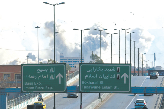 5日，伊朗首都德黑兰遭到空袭后，浓烟升起。（视觉中国）
