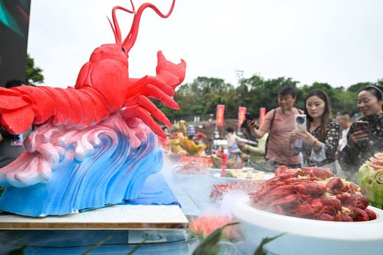 这是2025年6月12日在江苏省淮安市拍摄的第25届盱眙龙虾节欢乐龙虾宴现场。新华社记者 季春鹏 摄