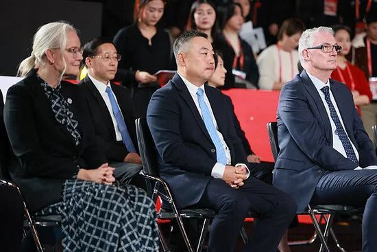 图片来源：视觉中国 2025成都国际乒联混团世界杯决赛现场，国际乒联主席佩特拉·索林、国际乒联第一副主席刘国梁