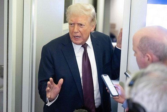 △当地时间3月15日，美国总统特朗普在“空军一号”上