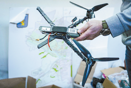 3月12日，俄罗斯别尔哥罗德，一名军事人员展示截获的乌克兰FPV无人机。（视觉中国）