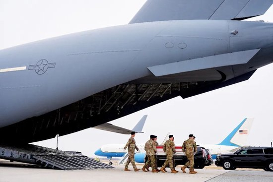 3月7日，6名阵亡美军士兵遗体运抵美国特拉华州多佛空军基地。3月1日，伊朗无人机袭击了科威特境内一处美军指挥中心，6名美国陆军士兵死亡。