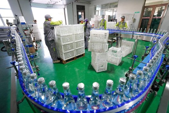  2025年9月10日，在黑龙江省伊春市一家桦树汁生产企业，工作人员在生产作业。 新华社记者 王建威 摄