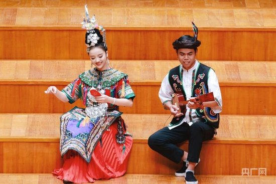陆东辉（右）在国家大剧院演奏侗族琵琶歌（央广网发 中央民族乐团供图）