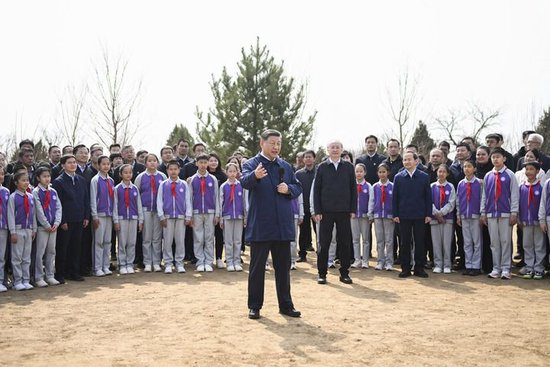 3月30日，党和国家领导人习近平、李强、赵乐际、王沪宁、蔡奇、丁薛祥、李希等来到北京市昌平区百善镇参加首都义务植树活动。这是习近平同在场的干部群众、少先队员亲切交谈。新华社记者 燕雁 摄