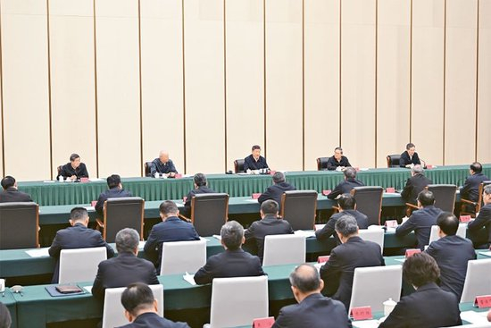 2026年3月23日，中共中央总书记、国家主席、中央军委主席习近平在河北雄安新区考察，并主持召开深入推进雄安新区高质量建设和发展座谈会。这是23日下午，习近平主持召开深入推进雄安新区高质量建设和发展座谈会并发表重要讲话。 新华社记者 谢环驰/摄