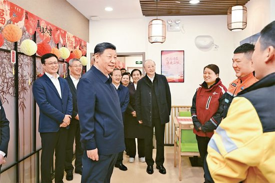 2026年2月9日至10日，中共中央总书记、国家主席、中央军委主席习近平在北京考察并看望慰问基层干部群众。这是10日上午，习近平在西城区新街口街道父母食堂考察时，同在这里休息的快递小哥亲切交流。 新华社记者 谢环驰/摄