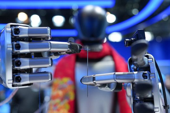 在中关村展示中心常设展上，一台配备了灵巧手的机器人在展示穿针引线（2026年3月25日摄）。新华社记者 鞠焕宗 摄