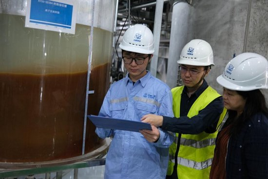  2024年4月23日，中国核电工程有限公司的企业导师和项目负责人现场指导朱澳（左一）。（李海萁 摄）