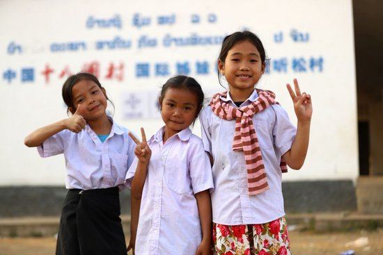 听松村的孩子们在中资企业援建的学校里合影。新华社发 杜大鹏 摄