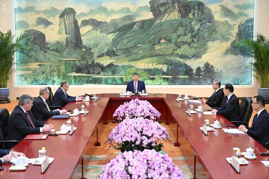 4月15日上午，国家主席习近平在北京人民大会堂会见俄罗斯外长拉夫罗夫。新华社记者 燕雁 摄