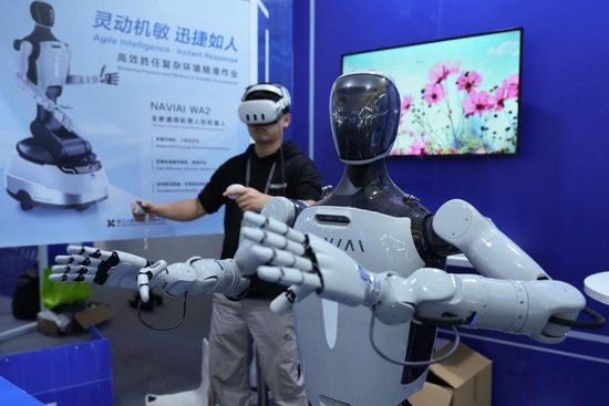 △在2025年世界互联网大会&ldquo;互联网之光&rdquo;博览会现场，一家企业工作人员展示人形机器人同步模仿精细动作。