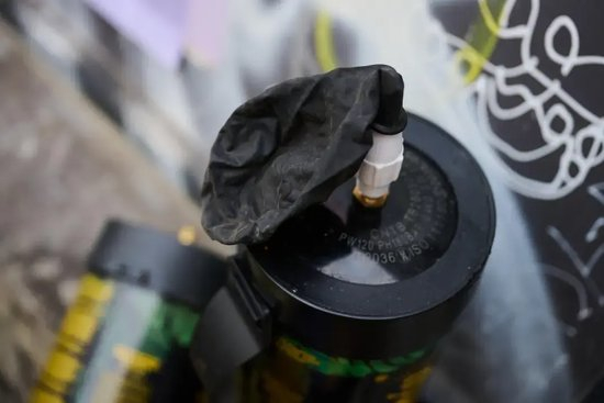　▲笑气瓶（配图 据视觉中国）