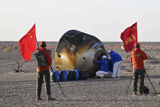 2025年11月14日，载着神舟二十号航天员乘组的神舟二十一号载人飞船返回舱在东风着陆场成功着陆。新华社记者 李志鹏 摄