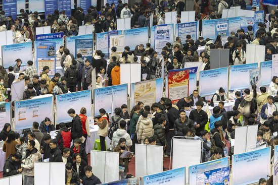 2026年3月24日，黑龙江省理工类高校专场大型招聘会暨哈尔滨理工大学2026届毕业生春季大型供需双选会在哈尔滨理工大学体育馆举行。新华社记者 张涛 摄