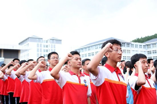  学生在陕西延安中学枣园校区参加主题活动。（受访者供图）