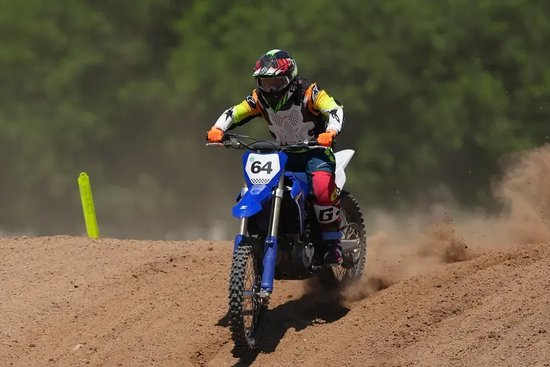 　5月4日，张雪机车赛车队车手张雪在MX2-D组排位赛中。