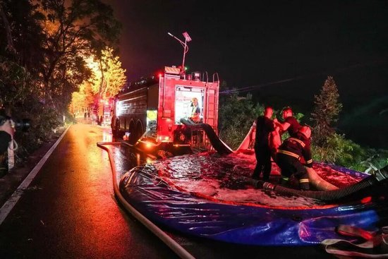 　5月5日凌晨，救援队伍在湖南省长沙市浏阳市官渡镇事故现场救援。图/人民日报