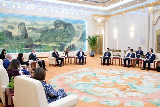 　　5月7日下午，国务院总理李强在北京人民大会堂会见来华访问的美国国会参议员戴安斯一行。摄影/本刊记者 田雨昊