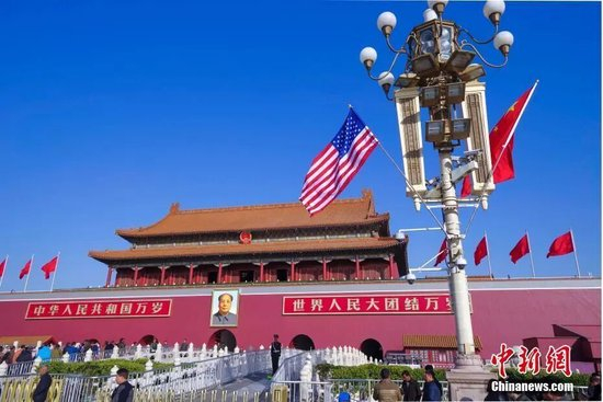 　　资料图：2017年11月8日，北京天安门前悬挂起中美两国国旗。美国总统特朗普8日开始访华。 中新社记者 贾天勇 摄