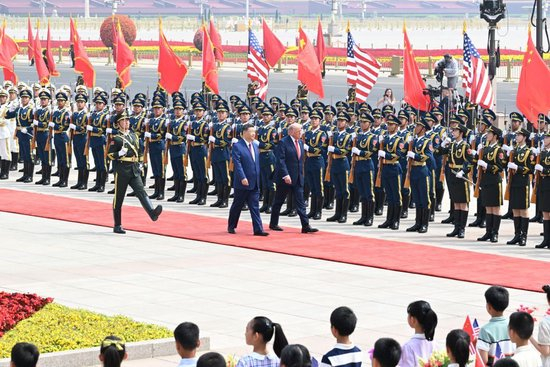5月14日上午，国家主席习近平在北京人民大会堂同来华进行国事访问的美国总统特朗普举行会谈。会谈前，习近平在人民大会堂东门外广场为特朗普举行欢迎仪式。新华社记者 饶爱民 摄