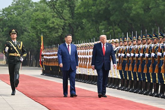 5月14日上午，国家主席习近平在北京人民大会堂同来华进行国事访问的美国总统特朗普举行会谈。会谈前，习近平在人民大会堂东门外广场为特朗普举行欢迎仪式。新华社记者 李响 摄