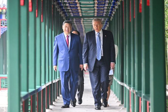 5月15日上午，国家主席习近平在中南海同美国总统特朗普举行小范围会晤。这是特朗普抵达时，习近平热情迎接。新华社记者 燕雁 摄