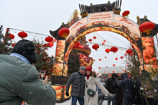 2026年2月16日，在俄罗斯首都莫斯科市中心，人们在中国新年主题装饰前拍照。新华社发（亚历山大摄）