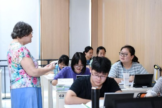  2020年9月28日，在深圳北理莫斯科大学，学生在上俄语课时回答老师提问。新华社记者 毛思倩 摄