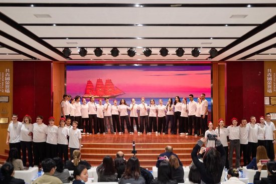 2026年4月2日，俄罗斯“小鹰”青少年访华团走进天津外国语大学，访华团成员与该校学生同台合唱。新华社发