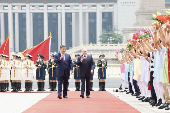 5月20日上午，国家主席习近平在北京人民大会堂同来华进行国事访问的俄罗斯总统普京举行会谈。会谈前，习近平在人民大会堂东门外广场为普京举行欢迎仪式。新华社记者 黄敬文 摄