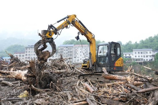 5月19日，在石门县壶瓶山镇，机械设备在清理树枝。新华社记者陈振海 摄