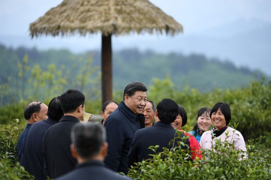 2020年4月21日，习近平在陕西省安康市平利县老县镇蒋家坪村女娲凤凰茶业现代示范园区内，同茶农们亲切交谈。