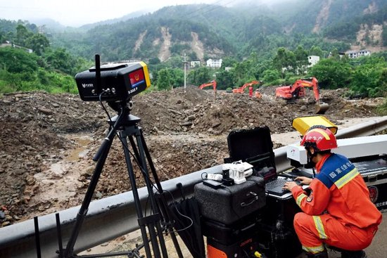 5月25日，重庆市永川区，救援人员在茶山竹海街道运用边坡雷达进行边坡稳定性监测。摄影/本刊记者 何蓬磊