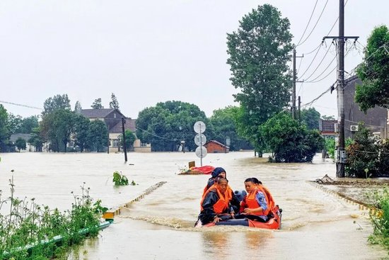 5月18日，湖北荆州市荆州区，救援人员转移受灾群众。图/新华