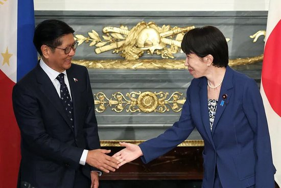 5月28日，日本东京，高市早苗在赤坂迎宾馆与菲律宾总统小费迪南德·马科斯举行峰会期间会面。图源：视觉中国