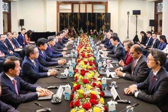 苏林一行访问新加坡期间会晤新加坡总理黄循财等