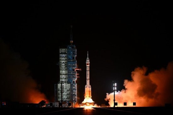 2026年5月24日，搭载神舟二十三号载人飞船的长征二号F遥二十三运载火箭在酒泉卫星发射中心点火发射。神舟二十三号载人飞船发射取得圆满成功。新华社记者 连振 摄