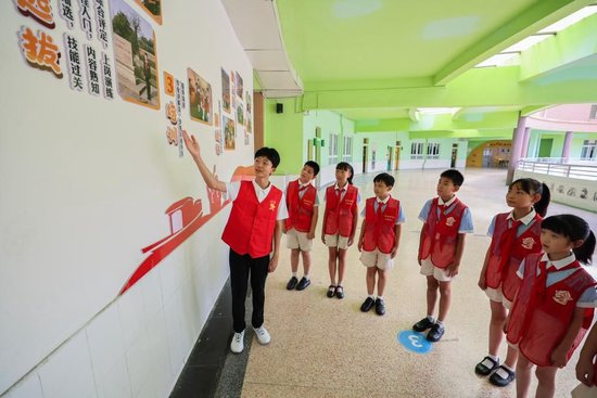 2025年9月4日，在嘉兴市实验小学，红船小讲解员在学习校史。新华社记者 徐昱 摄