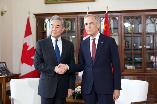 5月29日，加拿大总理卡尼在渥太华会见中共中央政治局委员、外交部长王毅。图/外交部