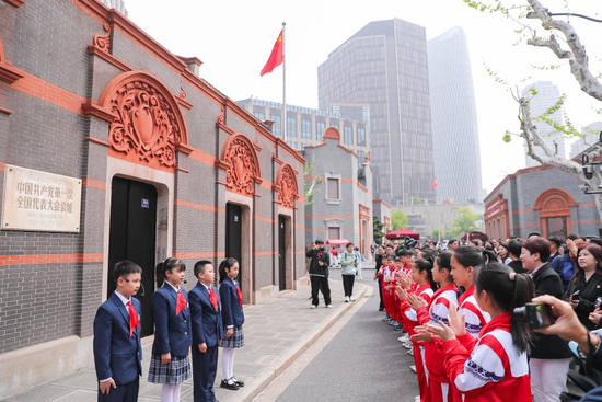△2026年4月20日，中共一大会址前，上海市黄浦区卢湾一中心小学“红喇叭”小讲解员与浙江省嘉兴市实验小学“红船小讲解”开展研学交流活动。