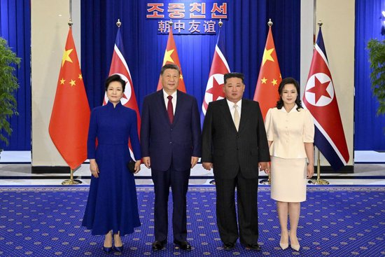 当地时间6月8日晚，中共中央总书记、国家主席习近平和夫人彭丽媛在平壤木兰馆出席朝鲜劳动党总书记、国务委员长金正恩举行的欢迎宴会。这是习近平和彭丽媛同金正恩和夫人李雪主亲切合影。新华社记者 申宏 摄