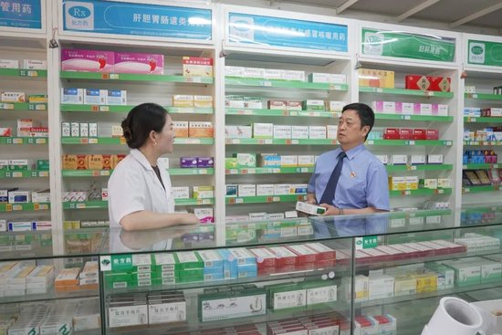 2024年10月12日，湖北省麻城市检察院检察长在麻城市某药房宣传麻精药品的管制政策，了解麻精药品管理现状。