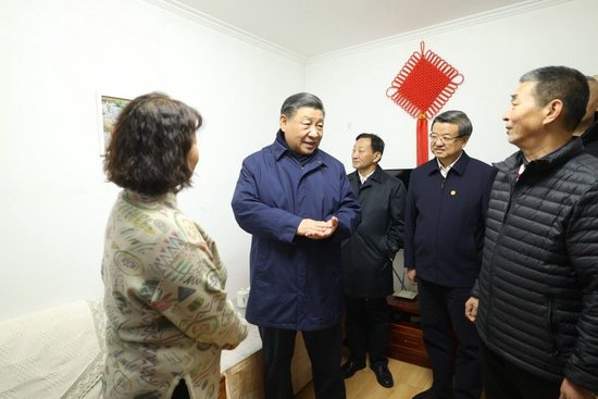  2023年11月10日下午，习近平总书记在河北省保定市涿州市双塔街道永济秀园小区居民董彩英家看望慰问。新华社记者 鞠鹏 摄