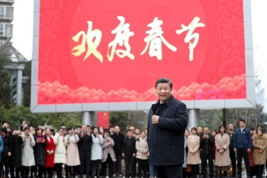 2021年2月4日下午，习近平总书记在贵州省贵阳市观山湖区金阳街道金元社区同社区群众亲切交流。新华社记者 丁海涛 摄