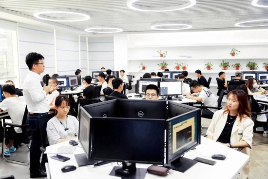 河南郑州市一所大学的AI实验室课堂 &nbsp;图/视觉中国